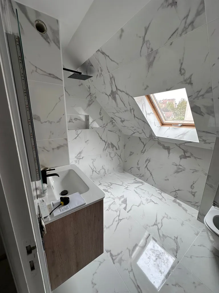 Rénover une salle de bains sous combles : métamorphose élégante et contemporaine dans le Val-de-Marne