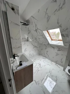 Rénover une salle de bains sous combles : métamorphose élégante et contemporaine dans le Val-de-Marne