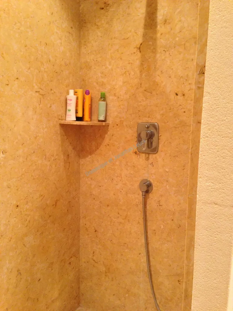 Tablette d'angle suspendue