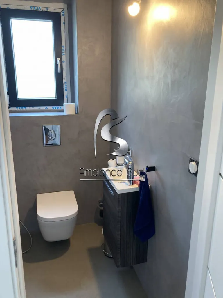 Application béton ciré taloché sur murs à Roquebrune sur Argens Var 83