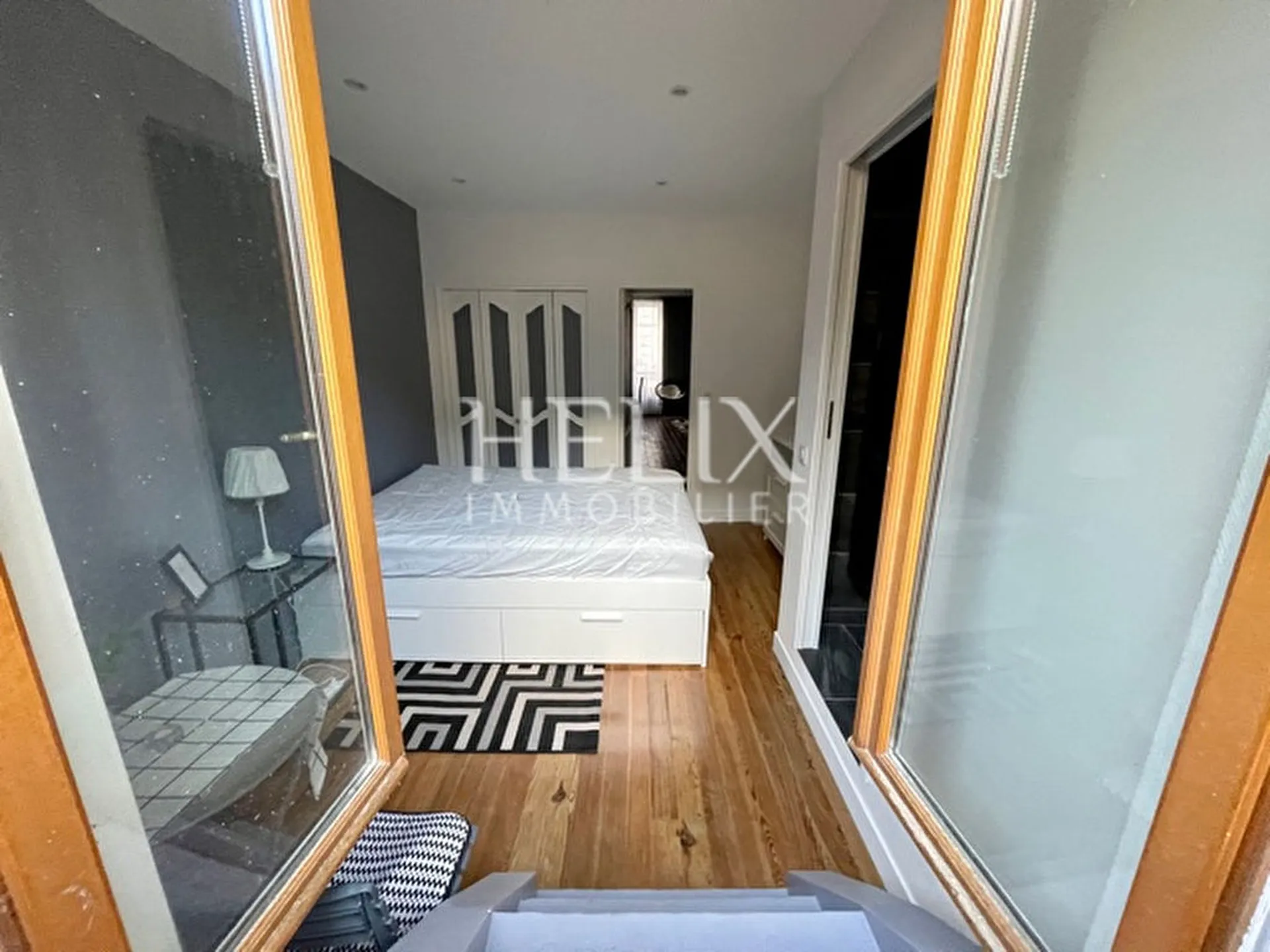 Terrasse en plein coeur de Saint Germain en Laye, un appartement de 49 M² situé au 1er étage d'un immeuble ancien bien entretenu.