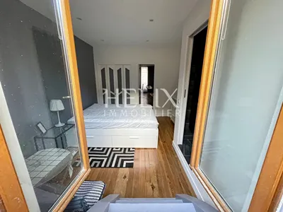 Terrasse en plein coeur de Saint Germain en Laye, un appartement de 49 M² situé au 1er étage d'un immeuble ancien bien entretenu.