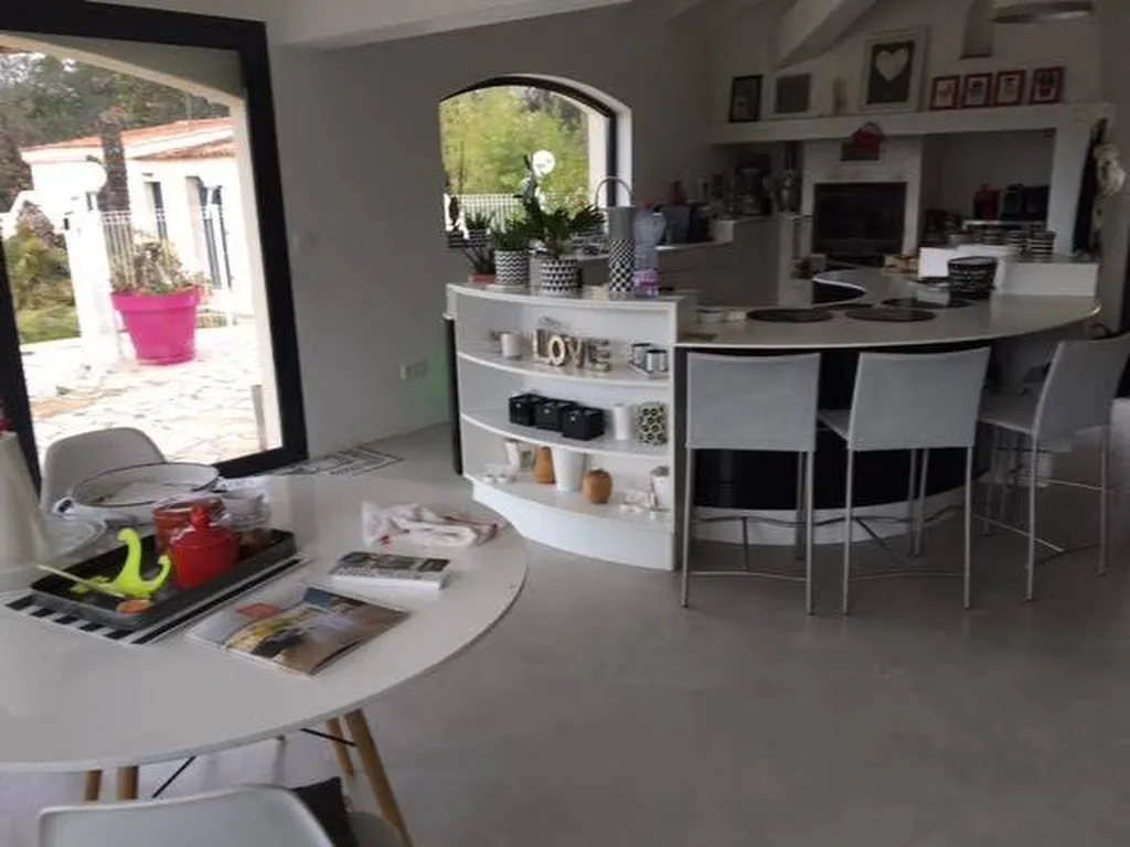 sol cuisine en béton ciré terre du monde gris dans le var