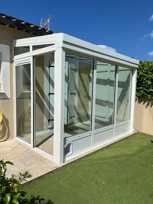 Extension maison avec véranda aluminium à toiture inclinée pour créer un espace lumineux et élégant dans le Sud-Est