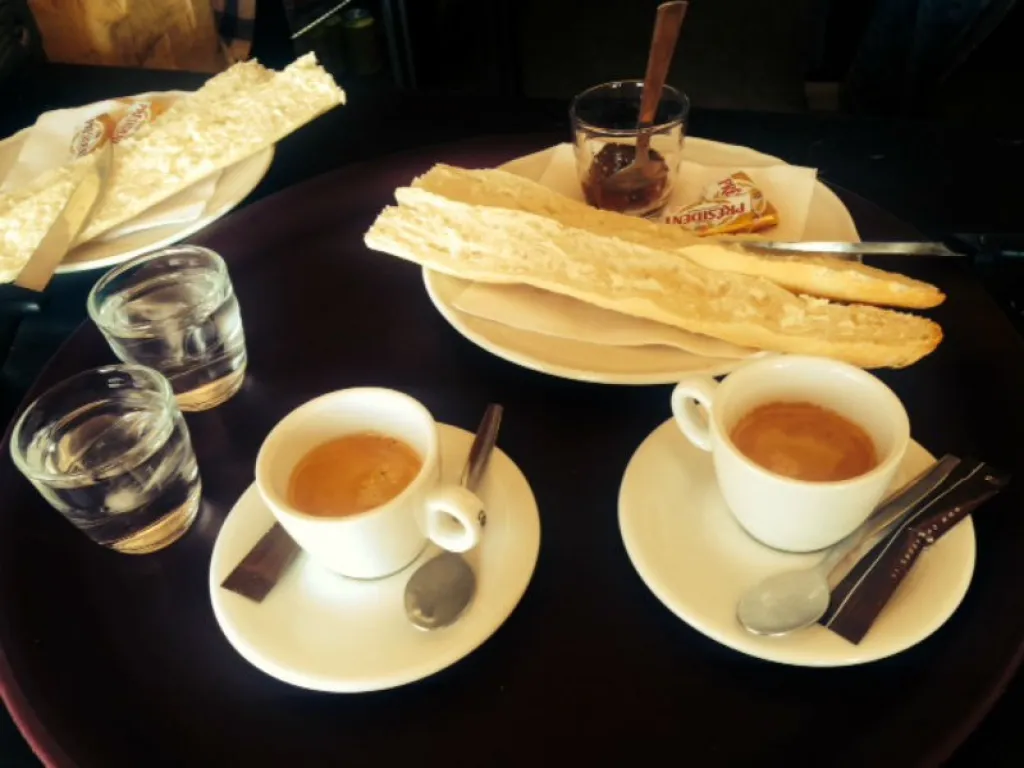 PETITS DEJEUNER GOURMANDS, FACE A LA MER...