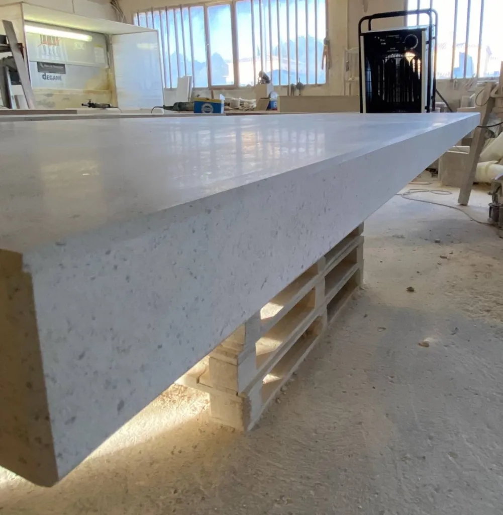 Plan de travail en pierre naturelle avec chant vu droit chanfreiné dessus dessous