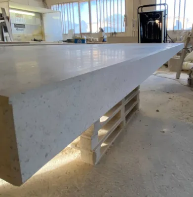 Plan de travail en pierre naturelle avec chant vu droit chanfreiné dessus dessous