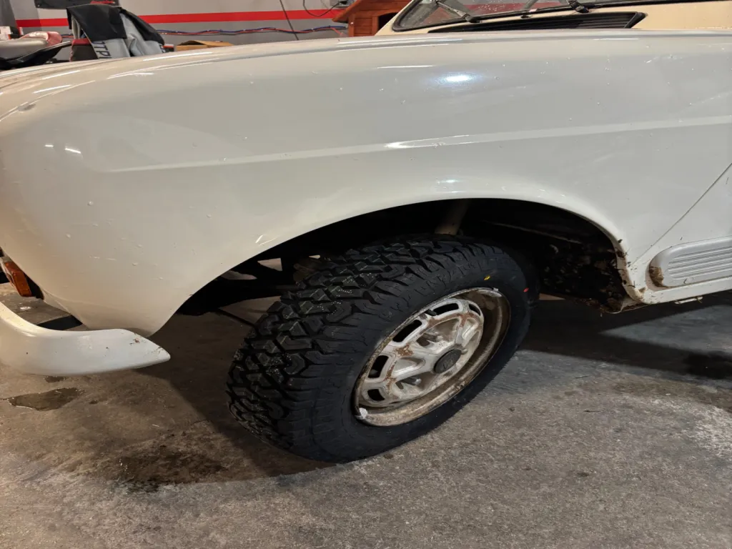 Remplacement de 2 pneus avant à crampons d'une Renault 4L à La Valentine pour un client habitant en Montagne