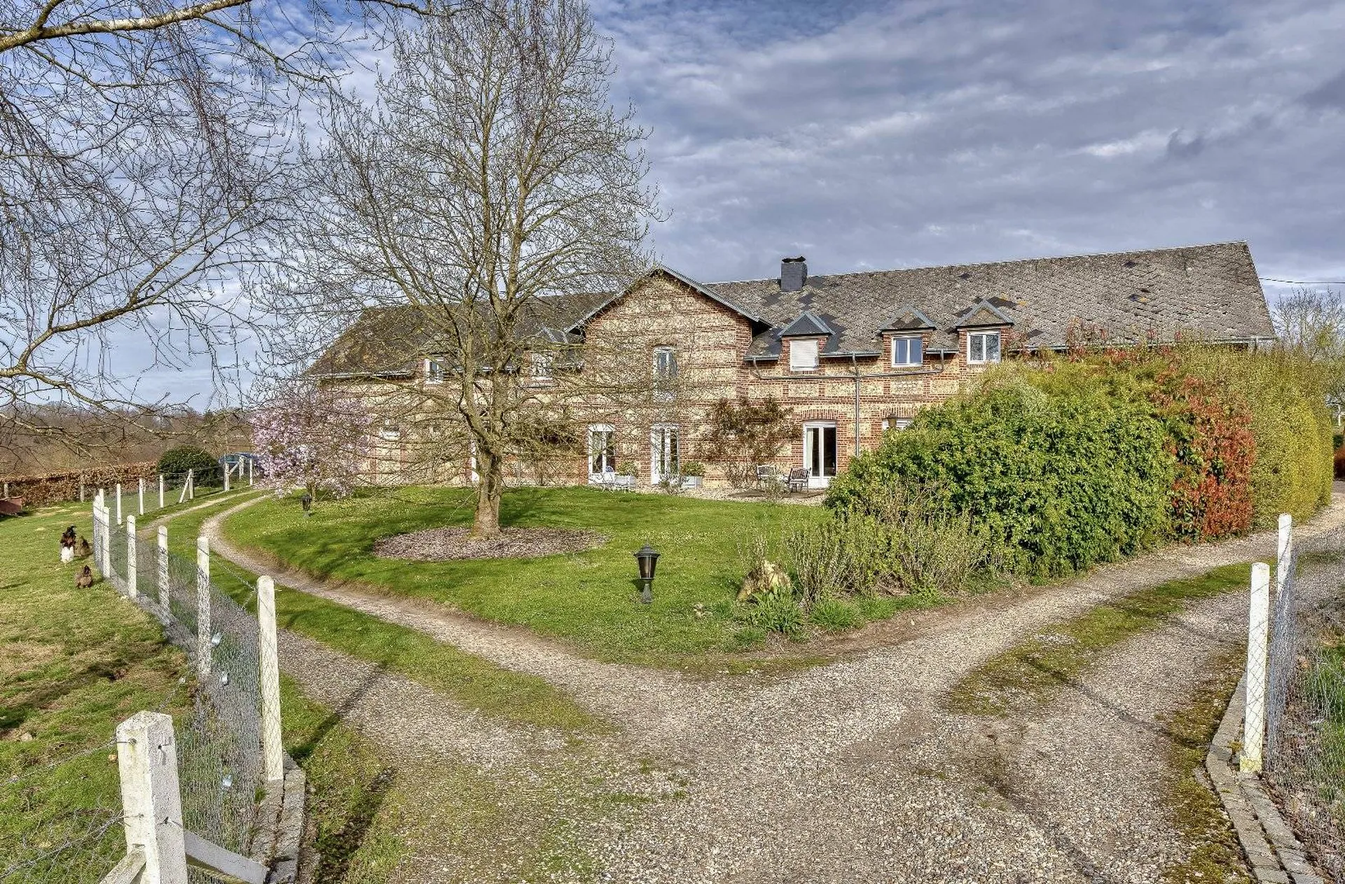 Propriété de caractère sur son parc de 1,2 hectares en Normandie - Rendement locatif.