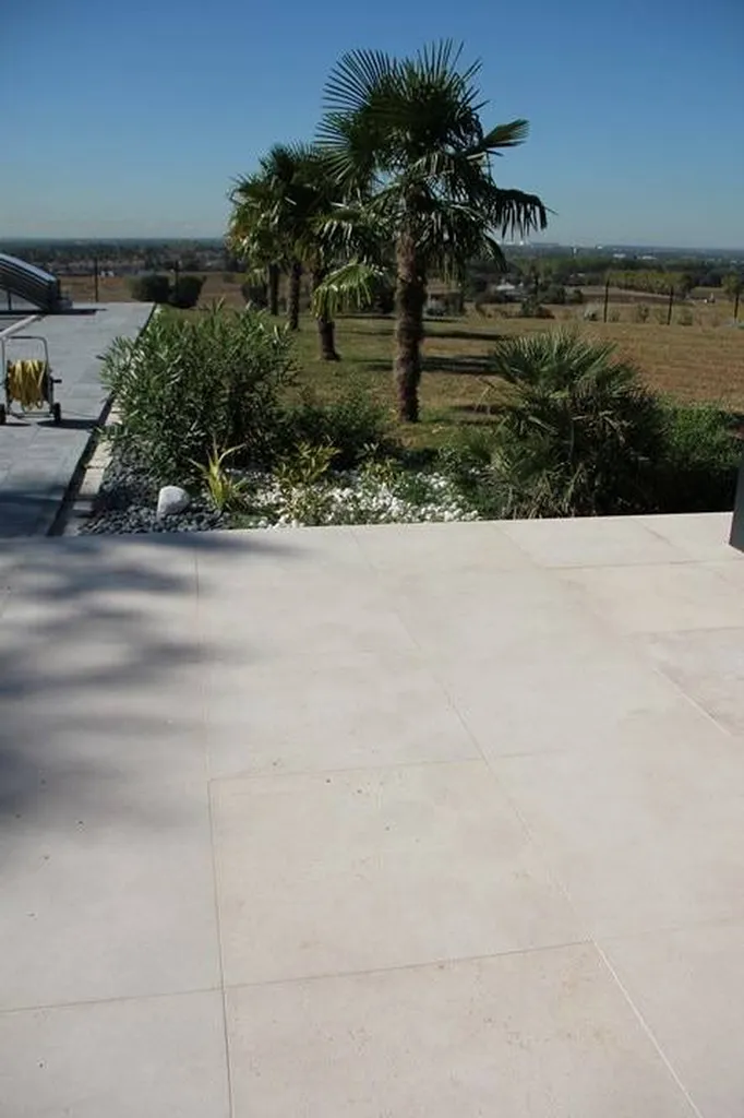 TERRASSE / DALLAGES EXTERIEURS EN PIERRE NATURELLE DE SAHARA BEIGE 
