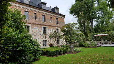 A vendre authentique Propriété du XVIème siècle composée d’un Manoir et de ses dépendances sur 4 hectares de parc et prairie, dans la région de Cormeilles 27260)
