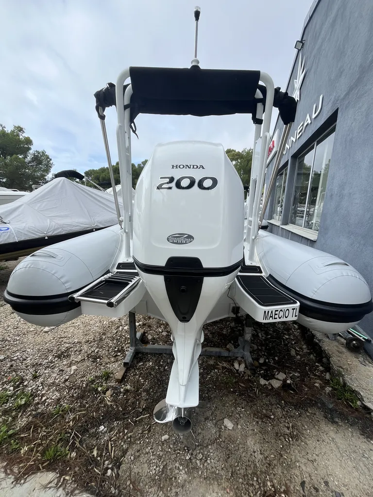 Toni Marine propose ce moteur hors-bord Honda Marine 200 CV d'occasion disponible à La Londe les Maures près de Grimaud dans le Var en région PACA