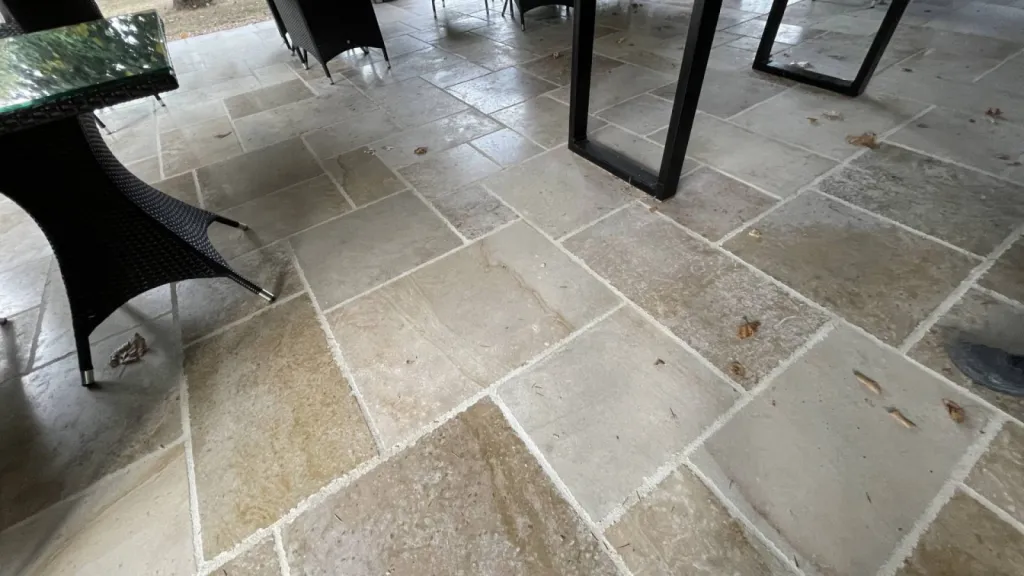 Pierre ancienne dallage au 36 rue de Bourgogne à Paris et dalle de Dordogne