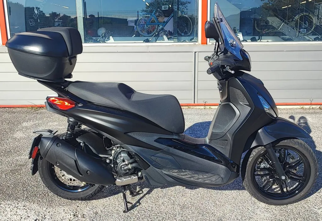 PIAGGIO BEVERLY DEEP-BLACK 300 DU 11/2023 AVEC 3000 KM.