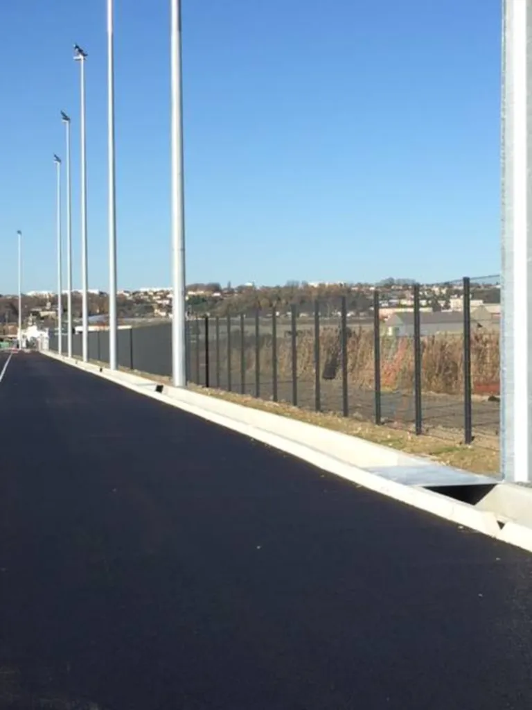 Fermeture d'un terre plein sur le port du Havre 76