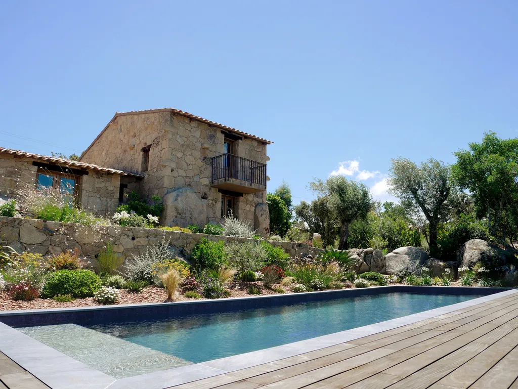 Aménagement paysager complet avec plantations méditerranéennes, pavage granit et éclairage de jardin sur mesure en Corse
