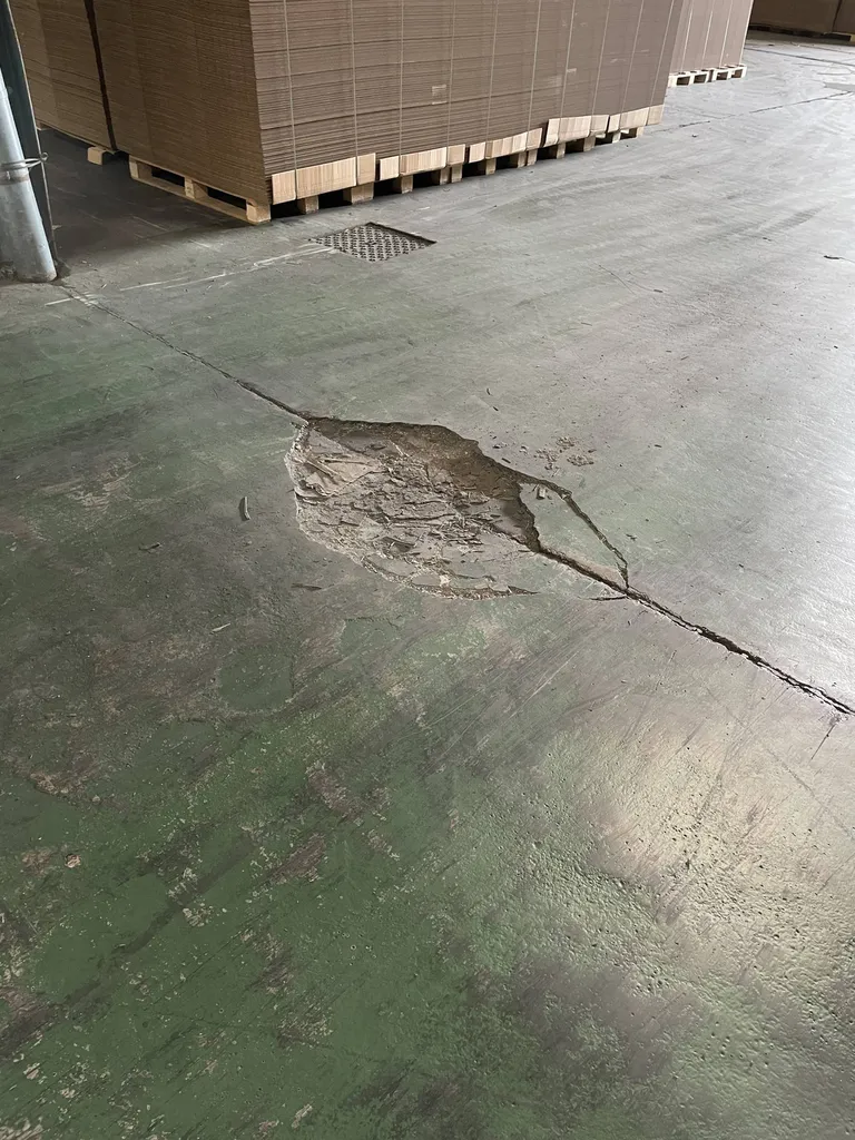 Eclatement du sol en béton à Belleville en Beaujolais avant réparation 