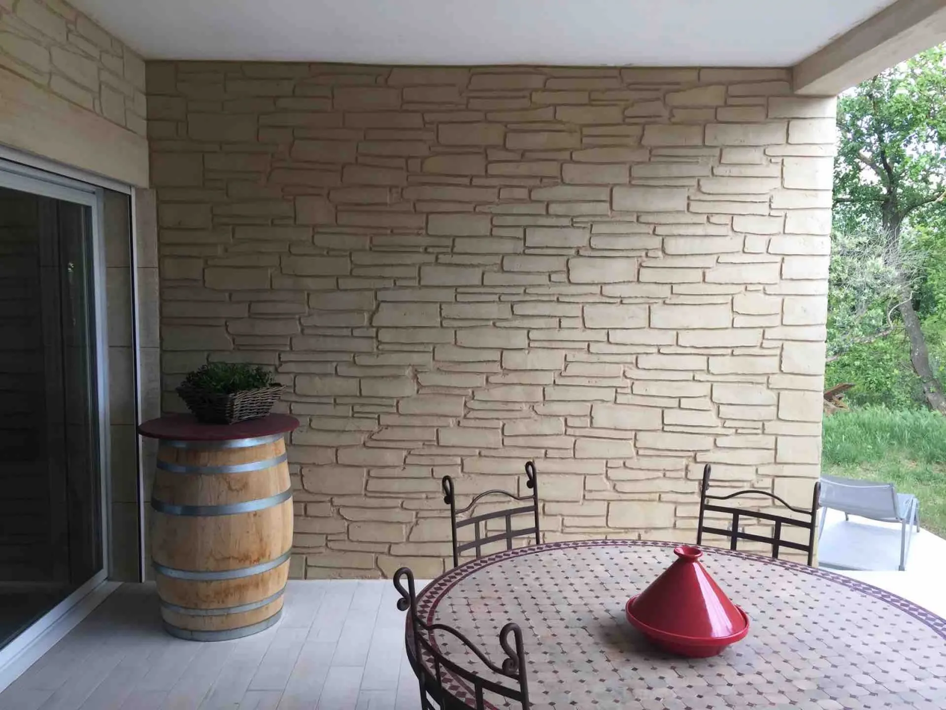 Décoration des façades autour d’une terrasse à Béziers dans l’Hérault