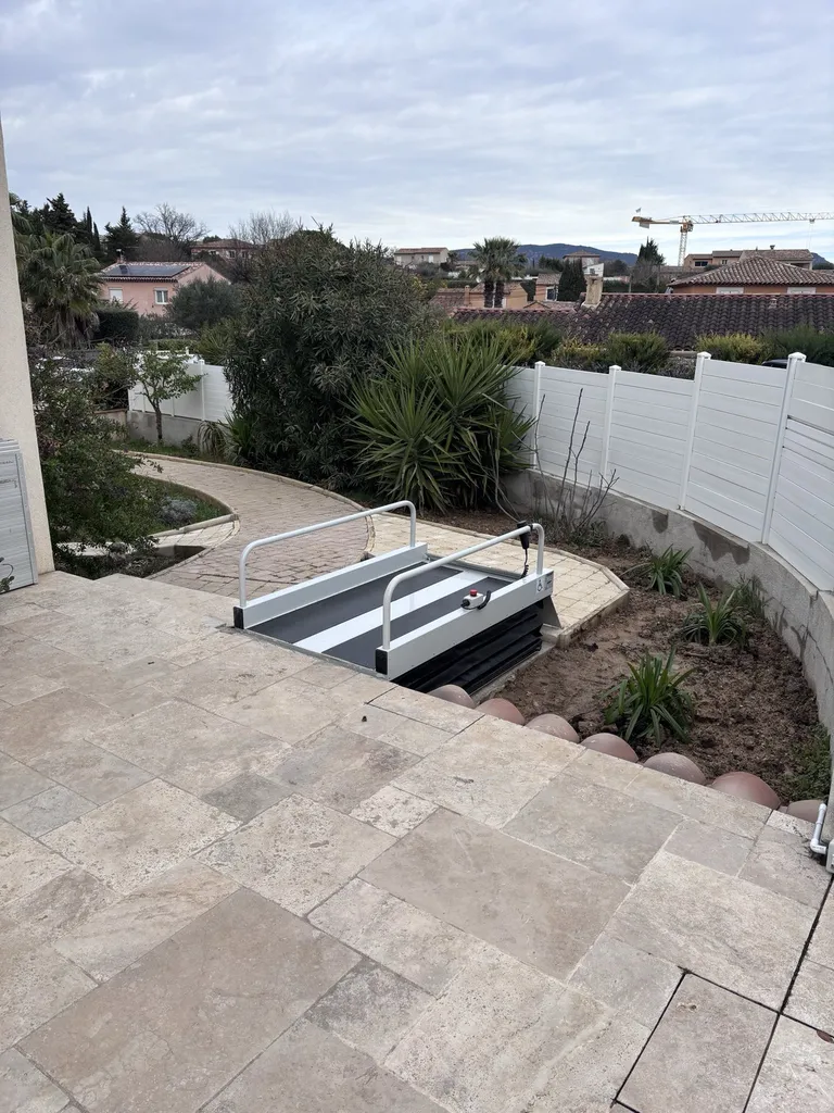 Discrétion, fiabilité et efficacité sont les maitres mots de cette plateforme Lehner Liftboy2 dans ce jardin à Fréjus