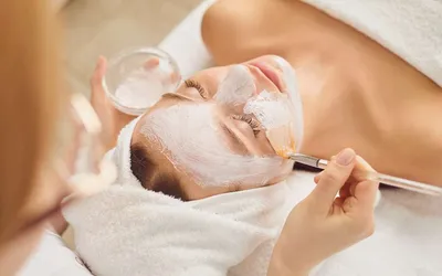 Soins visage peau à imperfections avec nettoyage en profondeur des pores pour limiter les points noirs et améliorer la clarté du teint à Pessac