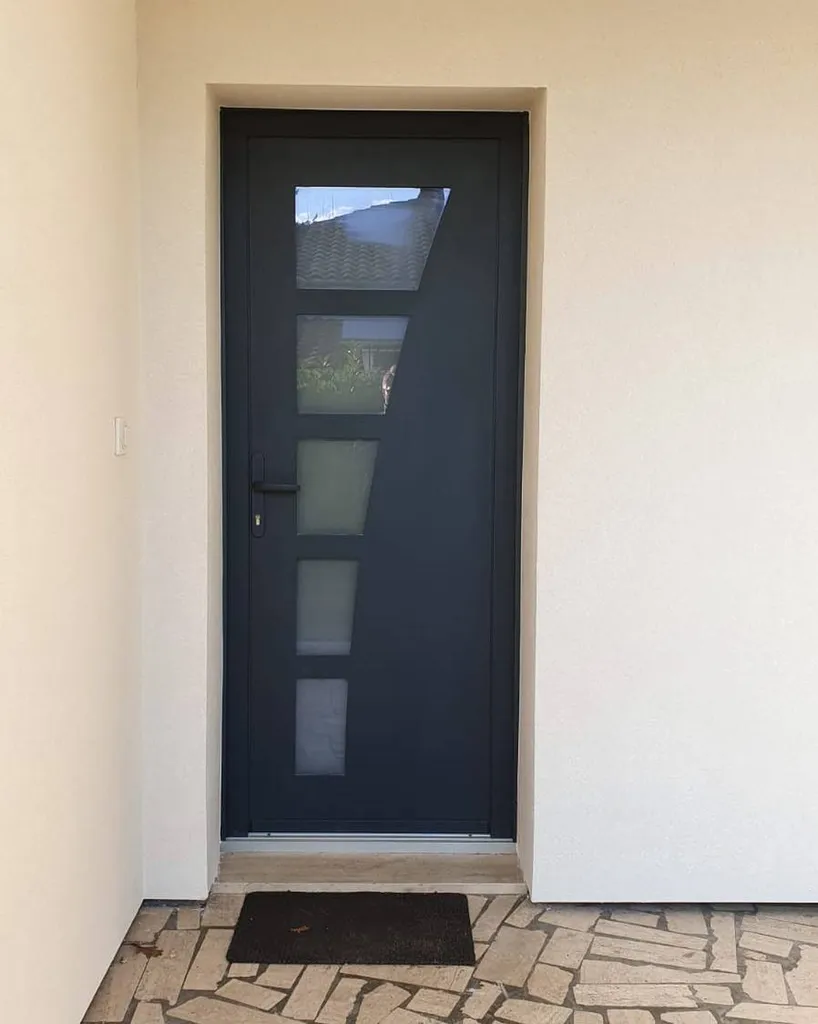 Vente et installation d'une porte d'entrée Aluminium sur mesure en gris anthracitesur CESTAS près de Bordeaux
