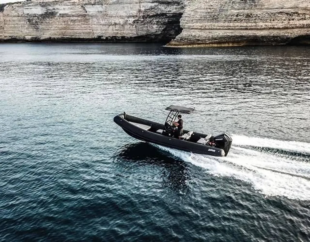 Semi rigide à vendre chez Meca Nautique équipé d'un moteur YAMAHA dans le Morbihan