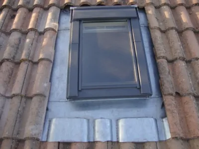 Pose de fenêtre de toit avec raccords étanches sur toiture tuiles pour un confort optimal