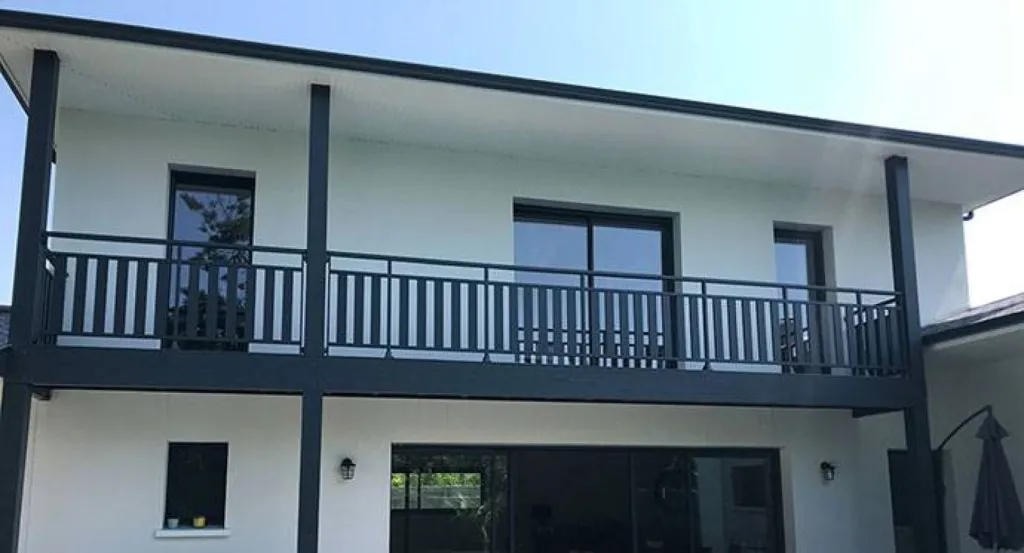 installation de garde corps sur mesure avec motifs en aluminium