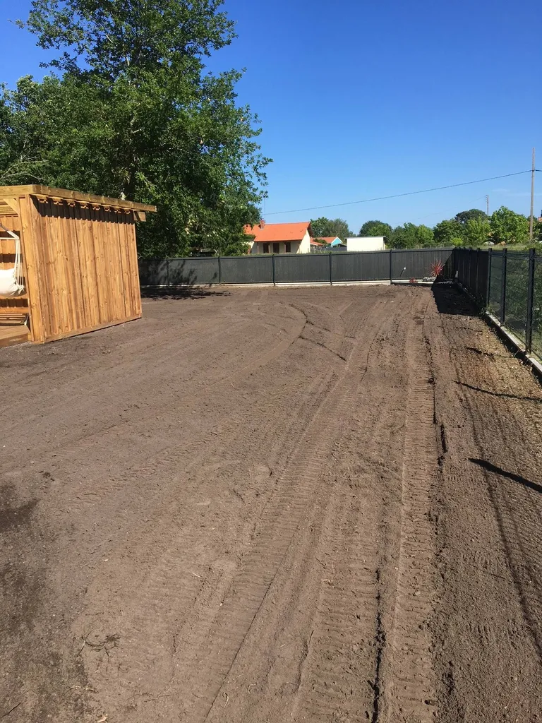 Création de gazon dans un espace vert situé dans les Landes