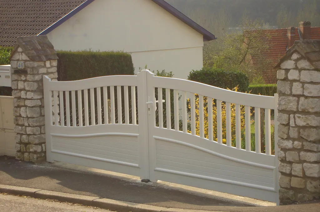 Installation de Portail Motorisé en PVC à 2 Battants pour Particuliers à Grand Quevilly et son Agglomération en Seine-Maritime 76