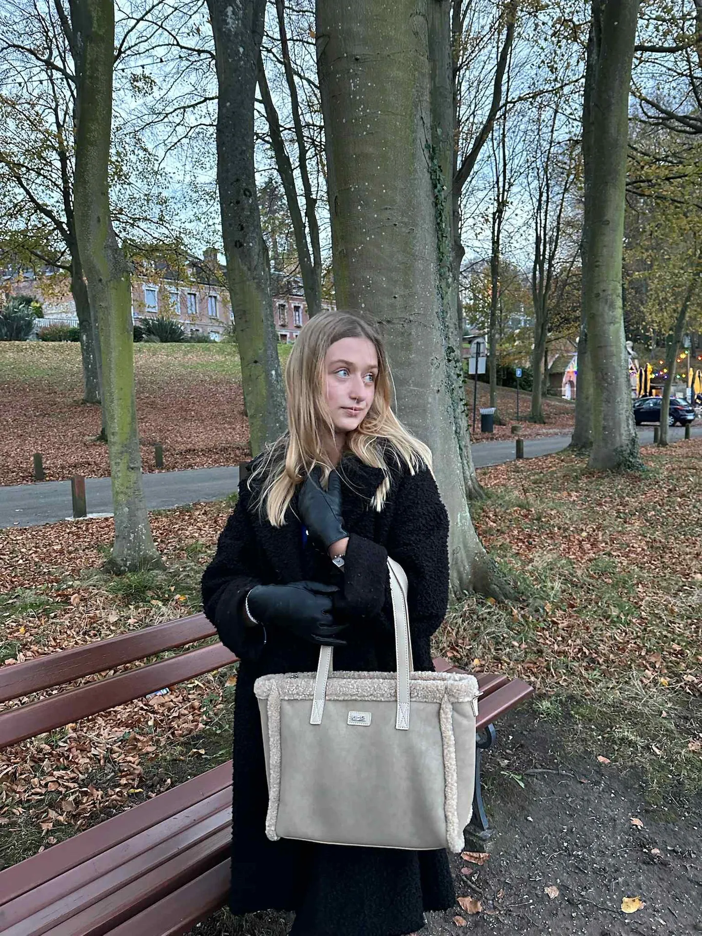 Sac cabas Les Tropéziennes fausse fourrure beige disponible chez Evasion Eu