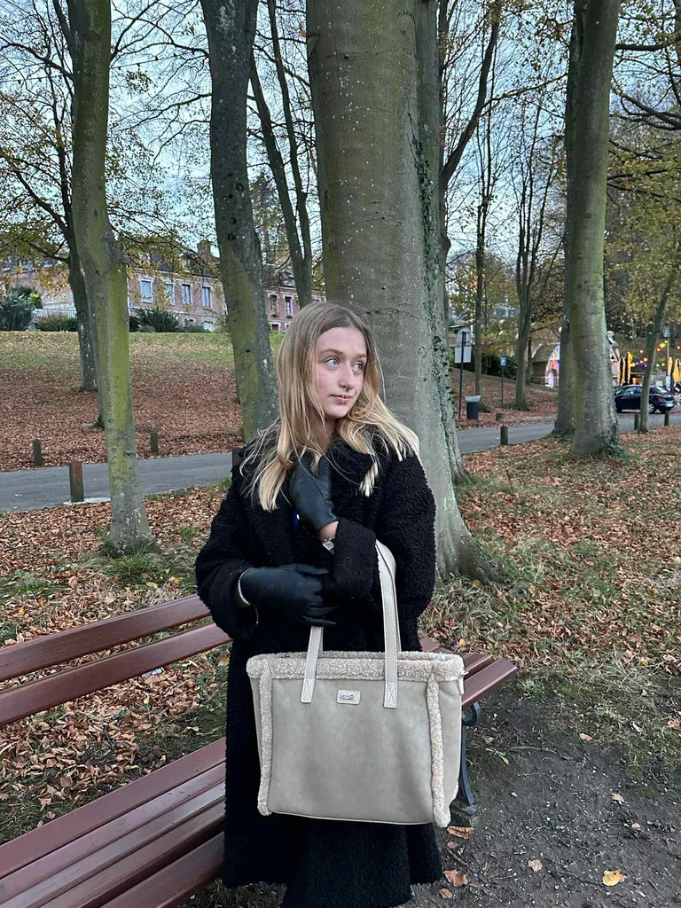 Sac cabas Les Tropéziennes fausse fourrure beige disponible chez Evasion Eu