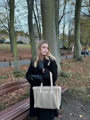 Sac cabas Les Tropéziennes fausse fourrure beige disponible chez Evasion Eu