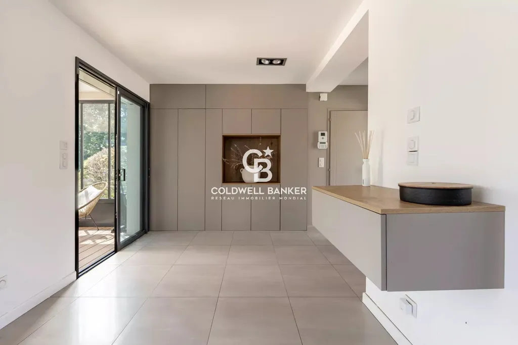 Espace rangements et console bois avec accès terrasse, propriété contemporaine aux portes du Mans