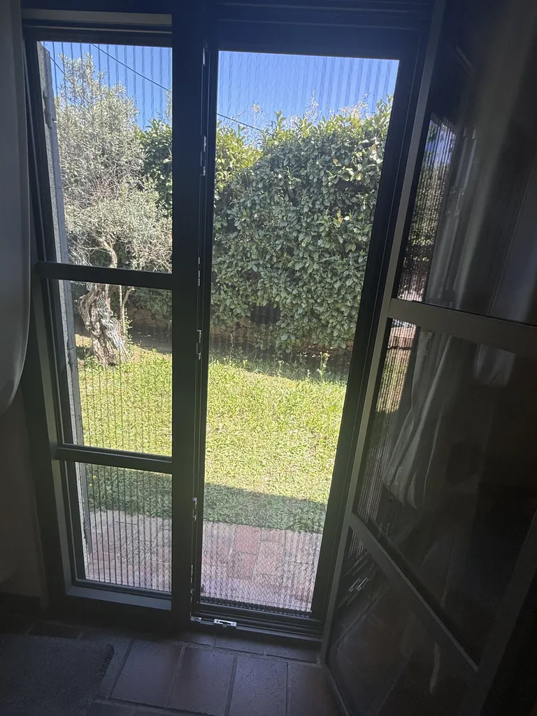 Mise en place de moustiquaire Enroulable et Plissea sur fos sur mer