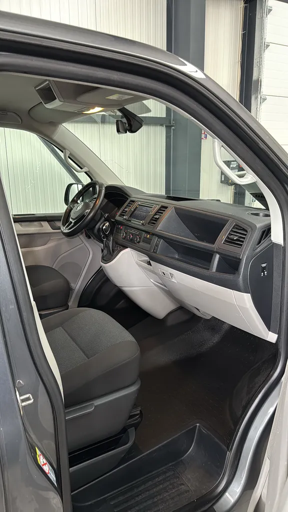 Nettoyage intérieur complet d’un transporteur Volkswagen à Saint-Priest-en-Jarez, réalisé avec des méthodes professionnel, rigueur et produits adaptés.