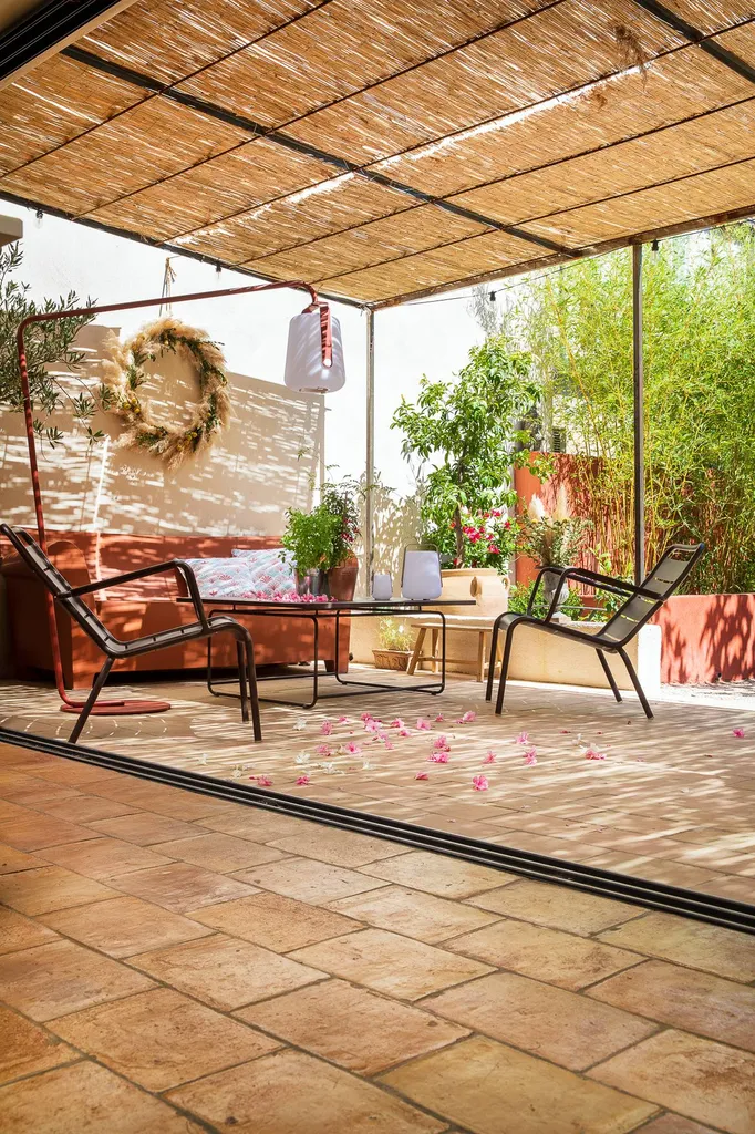Terrasse ombragée avec sol en parefeuilles d'une maison de ville 13300 Salon de Provence