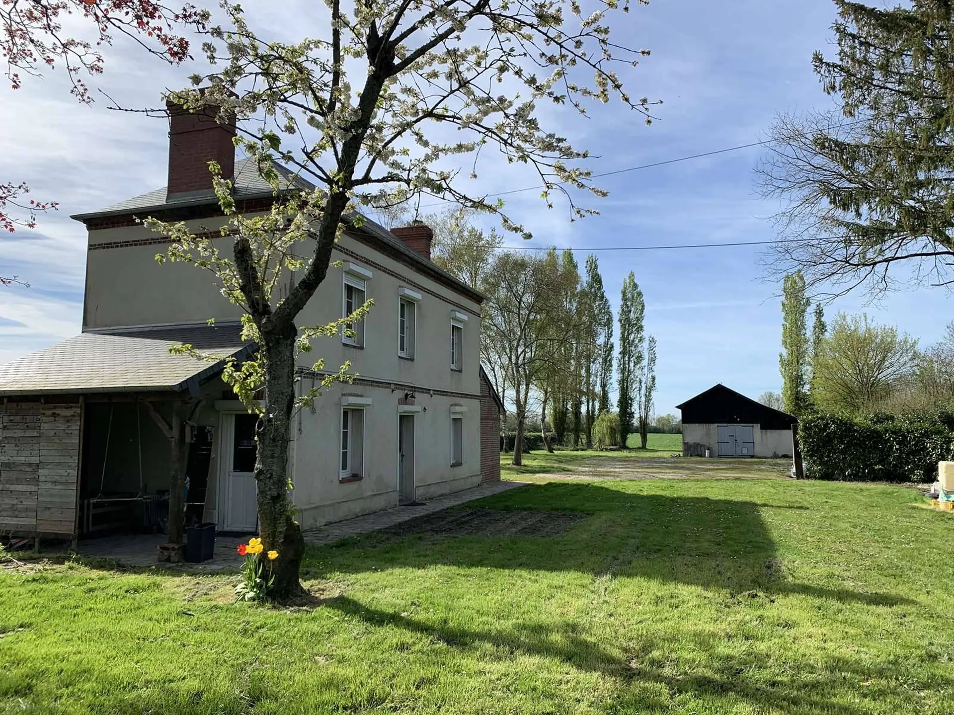 A vendre, propriété avec une maison d'habitation, bâtiment et 5 ha de terres plates, d'un seul tenant, au Sud de LISIEUX 14100, dans le CALVADOS 14