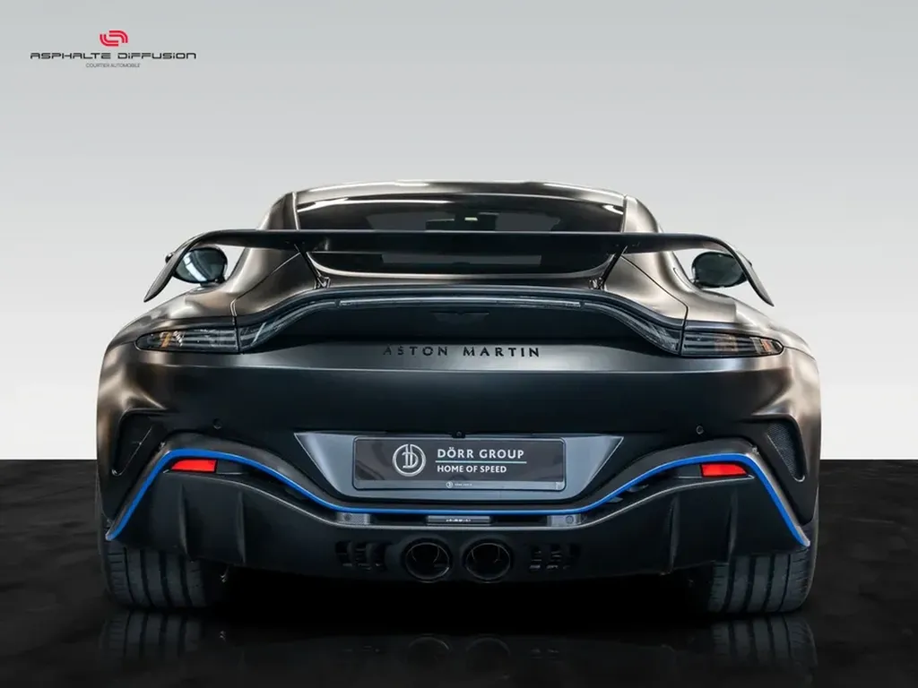 Aston Martin V12 Vantage Coupé vue arrière showroom – Cannes – Asphalte Diffusion