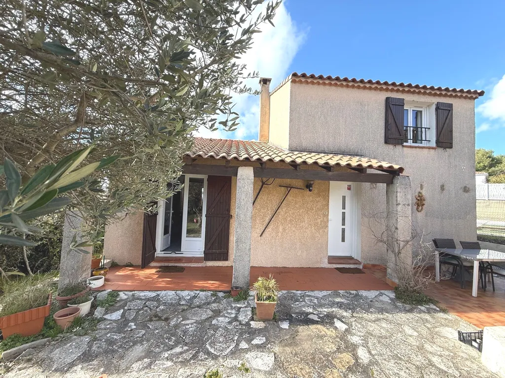 Maison de Type 4 en lotissement au calme, proche des écoles, commodités, avec trois chambres, jardin, garage et offrant un cadre de vie serein.