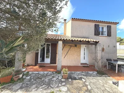 Maison de Type 4 en lotissement au calme, proche des écoles, commodités, avec trois chambres, jardin, garage et offrant un cadre de vie serein.