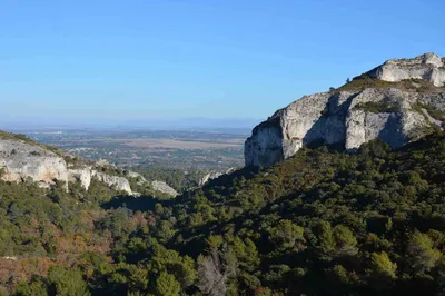 Réserver un chauffeur privé avec minibus au départ de l'Aéroport de Marseille Provence pour se rendre à Saint Rémy de Provence