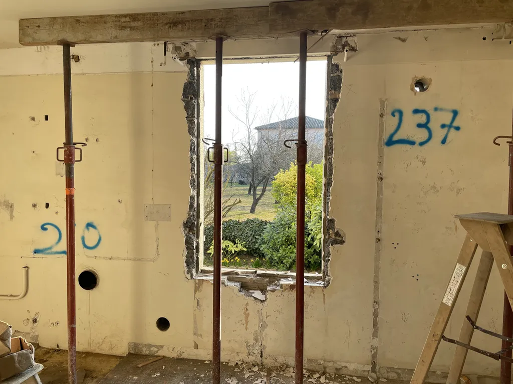 Mur porteur étayé avec mise en place d’étais avant travaux d’ouverture pour la création d’une baie vitrée à Belleville-en-Beaujolais (Rhône – 69)