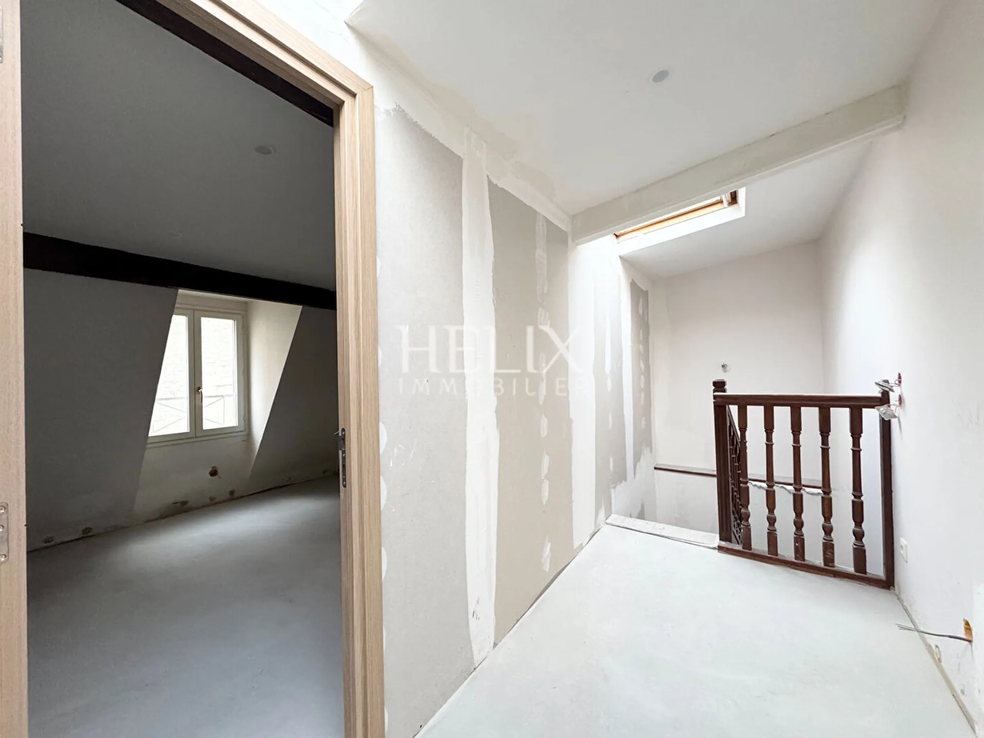 A vendre à Saint Germain en Laye, un appartement en duplex situé au 2ème 3ème et dernier étage d'un immeuble bien entretenu à Saint germain en Laye. 