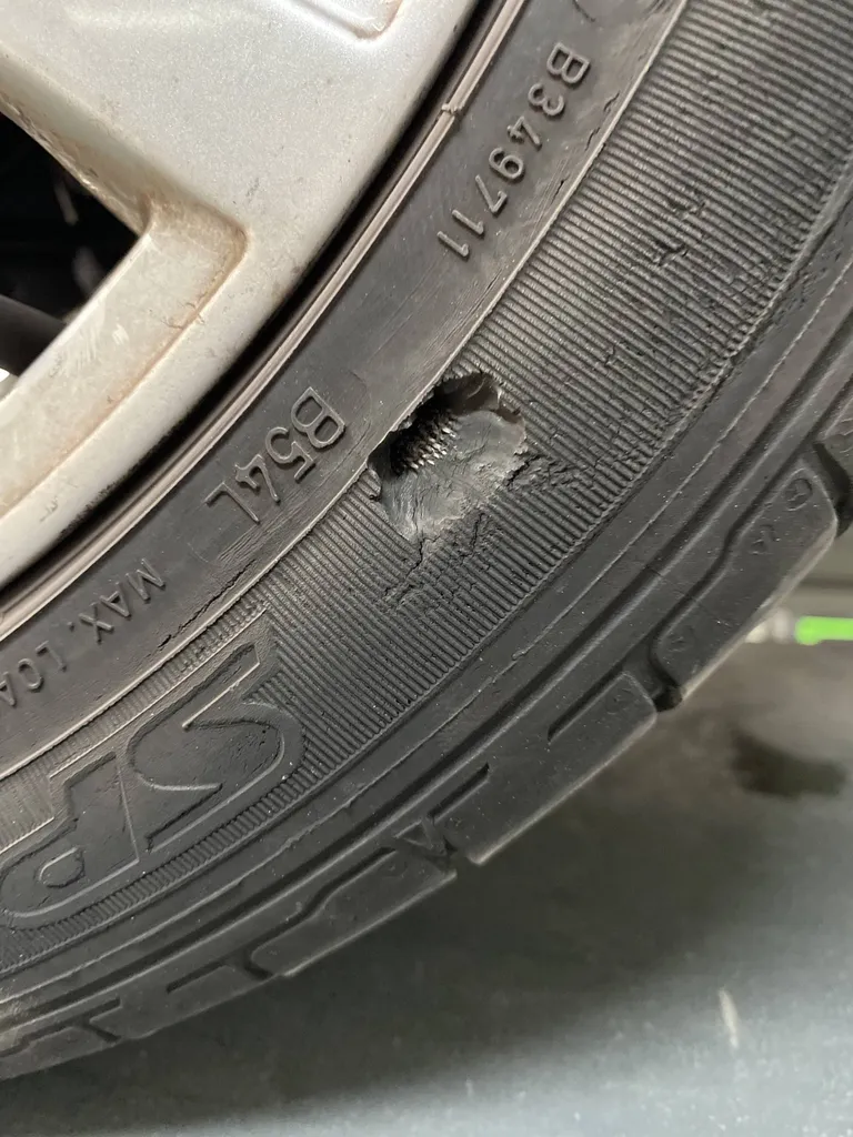 Gomme arrachée d'un pneu avant lors du contrôle technique d'un véhicule chez Autosur Martigues 13