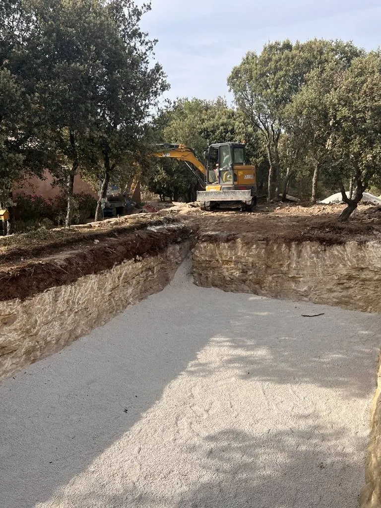 Terrassement de piscine dans le Vaucluse avec fond de fouille en grain de riz