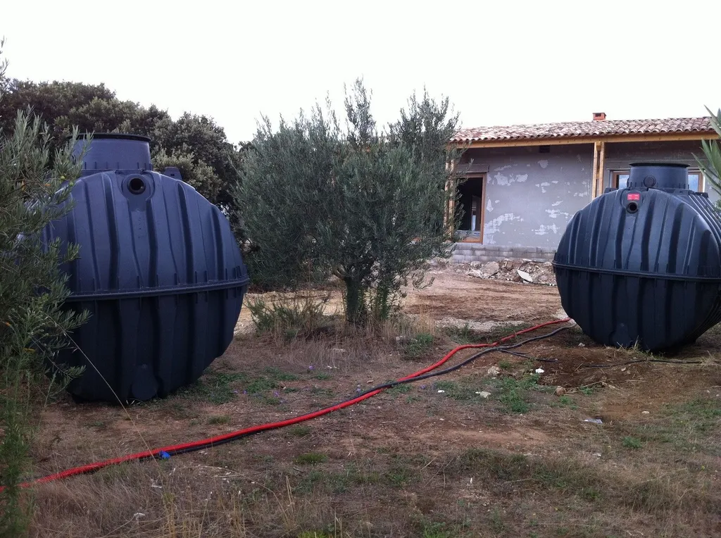 Pose microstation d epuration : cuve Carat GRAF, Camargue