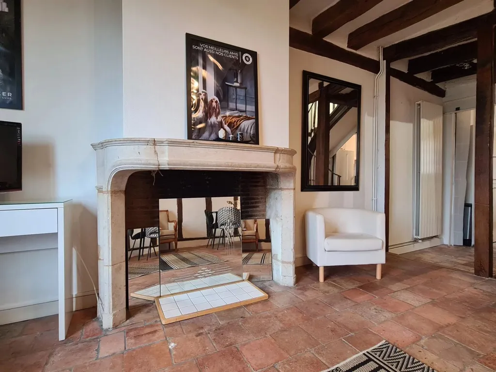 maison familiale rare à vendre avec cheminées et poutre dans la cité historique du mans