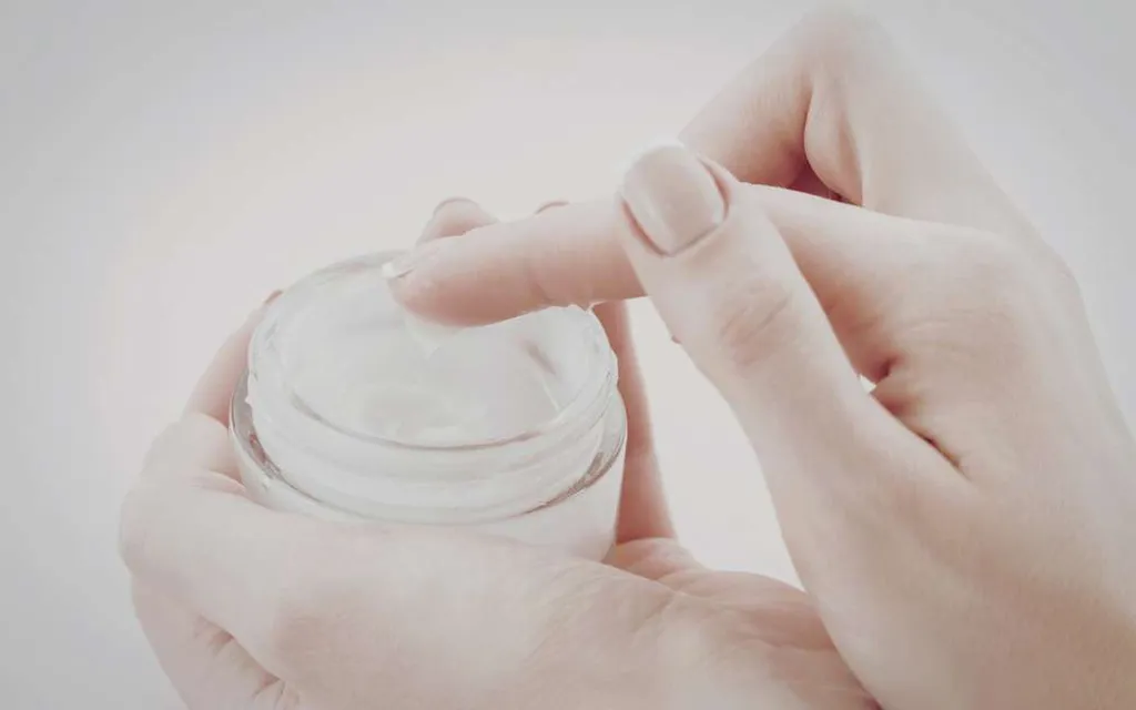 Soin des mains réparateur pour nourrir hydrater et protéger la peau tout en améliorant la douceur et l’aspect des mains au quotidien près de Bordeaux