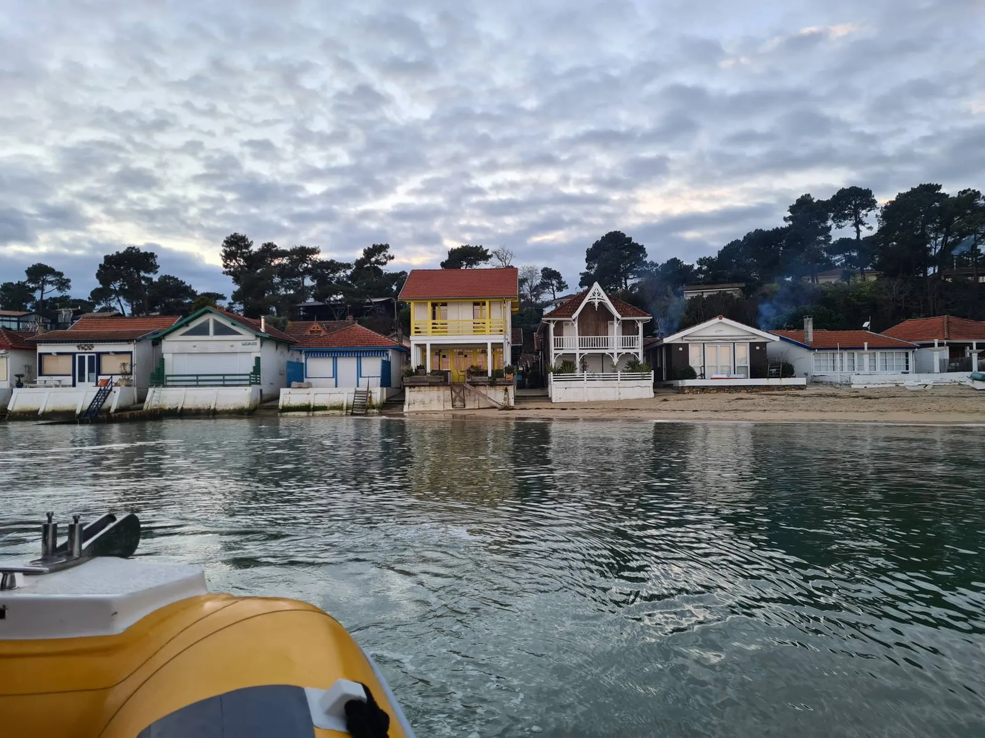 Dépose au village de l'Herbe les pieds dans l'eau en bateau taxi privé